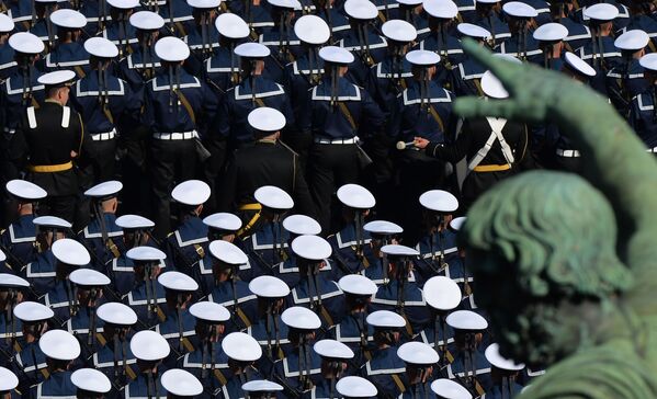 Военнослужащие парадных расчетов перед началом военного парада Победы на Красной площади - Sputnik Қазақстан