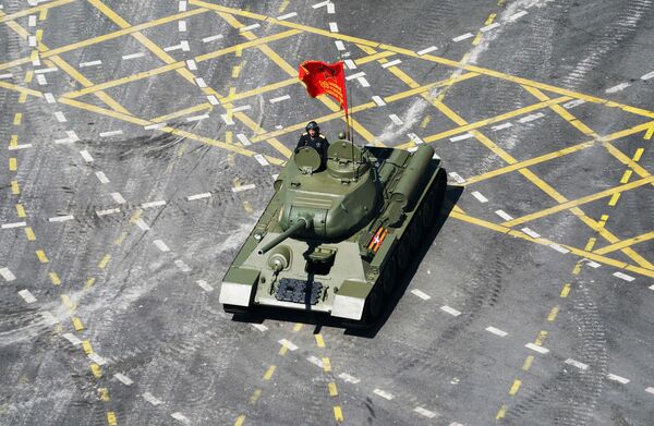 Танк Т-34-85 во время военного парада Победы - Sputnik Казахстан