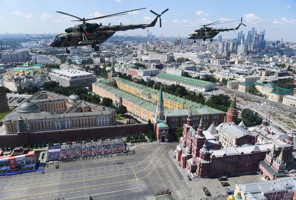Многоцелевые вертолеты Ми-8 во время воздушной части военного парада Победы - Sputnik Қазақстан