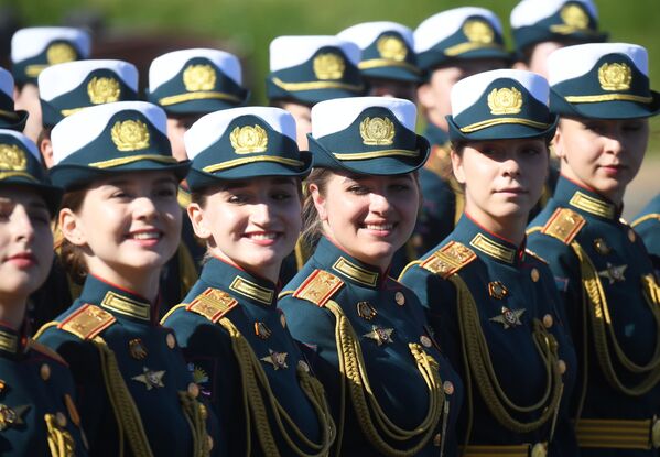 Военнослужащие парадных расчетов перед началом военного парада на Красной площади в Москве - Sputnik Қазақстан