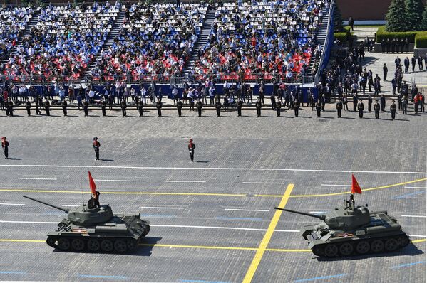 Танки Т-34-85 во время военного парада Победы - Sputnik Қазақстан