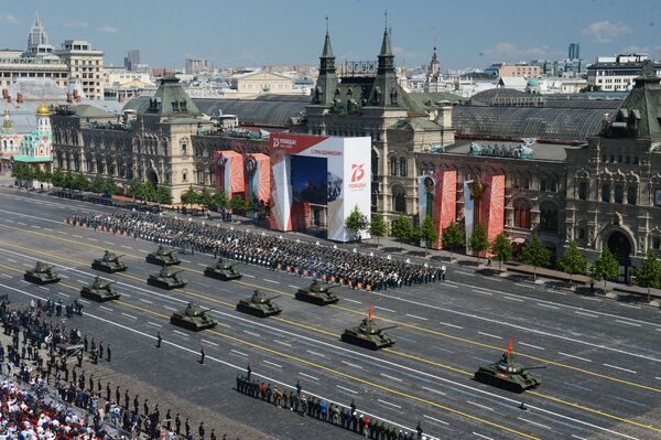 Танки Т-34-85 во время военного парада в ознаменование 75-летия Победы на Красной площади - Sputnik Казахстан