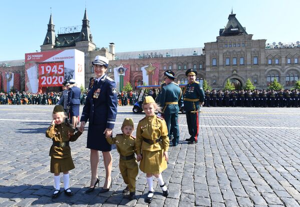 Гости перед началом военного парада Победы на Красной площади - Sputnik Казахстан