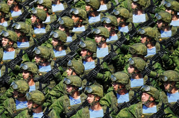 Военнослужащие парадных расчетов на параде Победы на Красной площади - Sputnik Казахстан