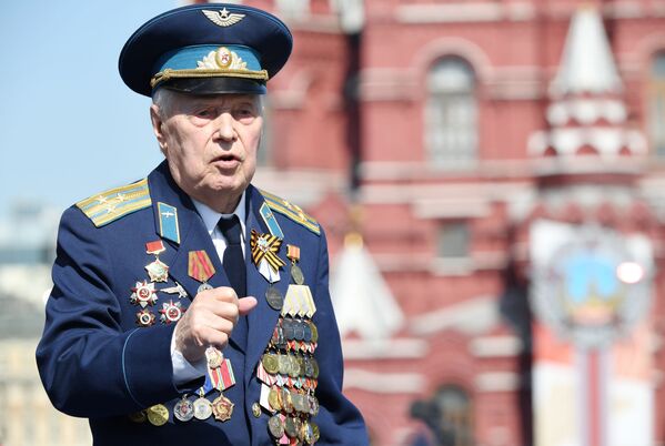 Ветеран перед началом военного парада Победы на Красной площади - Sputnik Казахстан