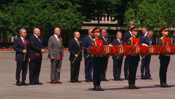 Президенты возложили цветы к Могиле Неизвестного солдата - Sputnik Казахстан