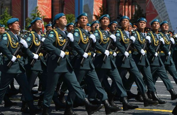 Казахстанские военные прошли по Красной площади во время парада Победы - Sputnik Қазақстан