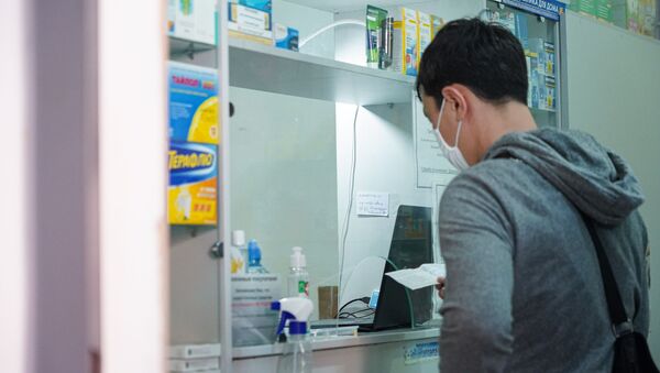 Мужчина в маске приобретает лекарства в аптеке - Sputnik Казахстан