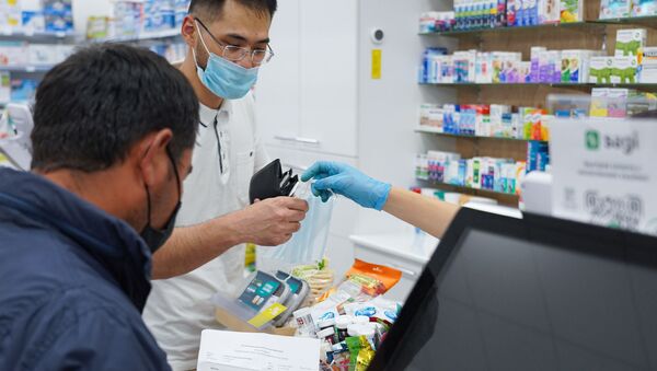 Мужчины приобретают маски в аптеке  - Sputnik Казахстан