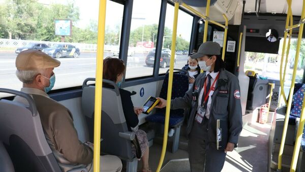 Проверка билетов у пассажиров общественного транспорта - Sputnik Казахстан