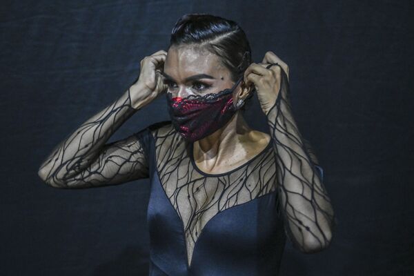 Участница в маске на Международном фестивале танго в Колумбии  - Sputnik Казахстан
