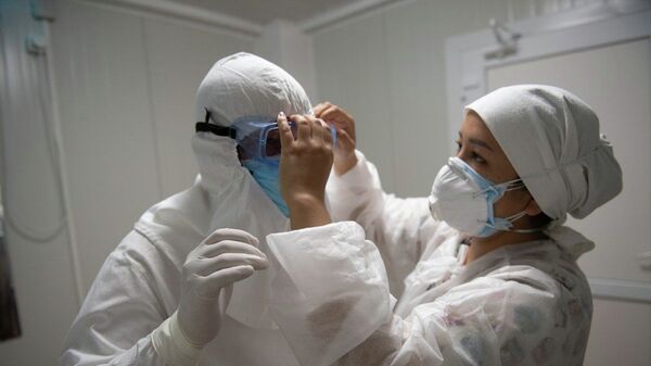 При входе в грязную зону медики обязательно надевают специальные противочумные костюмы - Sputnik Казахстан