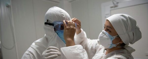 При входе в грязную зону медики обязательно надевают специальные противочумные костюмы При входе в грязную зону медики обязательно надевают специальные противочумные костюмы - Sputnik Казахстан