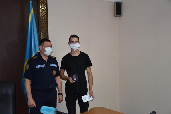 Из воды и огня: студентов и пенсионера наградили за спасение людей в Петропавловске - Sputnik Казахстан