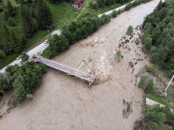Мост через реку Черный Черемош в Ивано-Франковской области, разрушенный в результате наводнения - Sputnik Казахстан