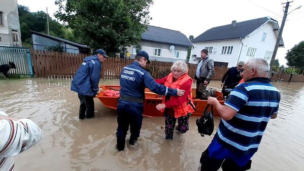 Служба спасения и местные жители затопленном селе Криворовня, Украина  - Sputnik Казахстан