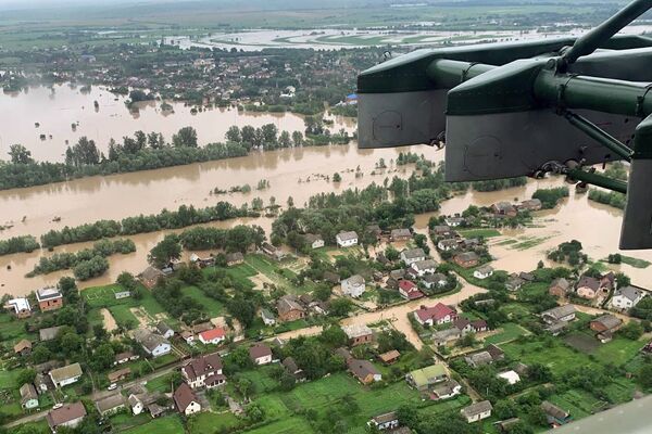 Вид с воздуха на затопленные деревни в Ивано-Франковской области, Украина - Sputnik Казахстан