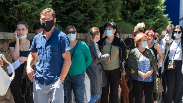 Алматинцы в масках стоят в очереди у аптеки  - Sputnik Қазақстан
