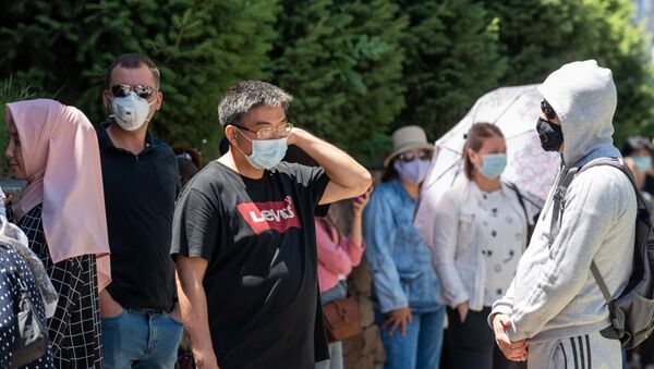 Алматинцы в масках стоят в очереди перед центральной аптекой города - Sputnik Қазақстан