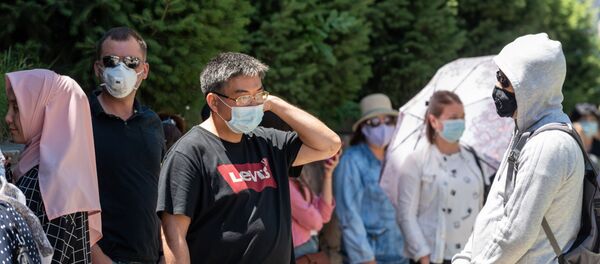 Алматинцы в масках стоят в очереди перед центральной аптекой города - Sputnik Казахстан