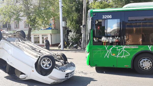 Toyota Raum опрокинулся после ДТП с автобусом - Sputnik Казахстан