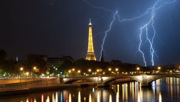 Молнии над Эйфелевой башней в Париже - Sputnik Казахстан