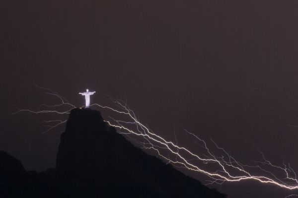 Молнии вокруг статуи Христа в Рио-де-Жанейро - Sputnik Казахстан
