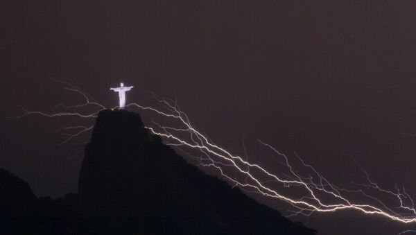 Молнии вокруг статуи Христа в Рио-де-Жанейро - Sputnik Казахстан