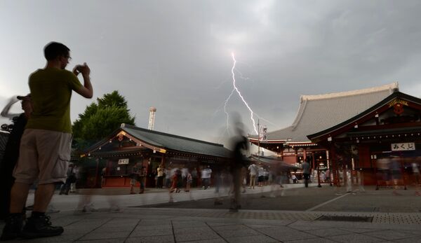 Молния над храмом Сэнсодзи в Токио - Sputnik Казахстан