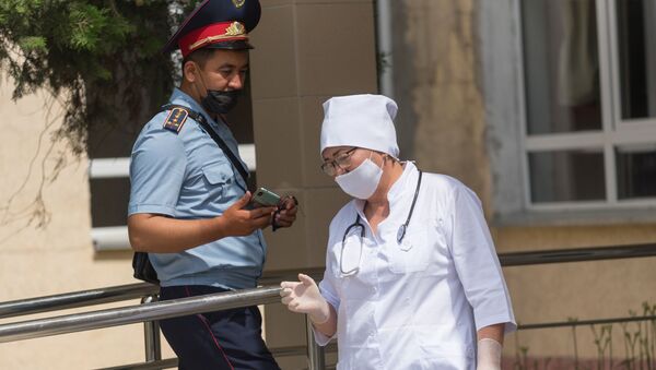 Полицейский и медик в масках после обхода квартир  - Sputnik Казахстан
