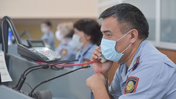 Полицейские в масках  за работой в оперативном центре  - Sputnik Казахстан