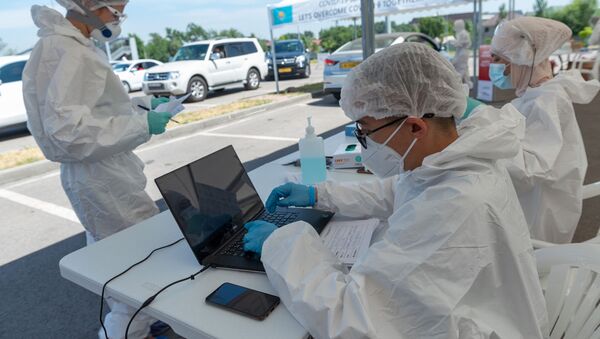Медики работают с посетителями мобильной лаборатории, стоящих в очереди в Алматы  - Sputnik Қазақстан