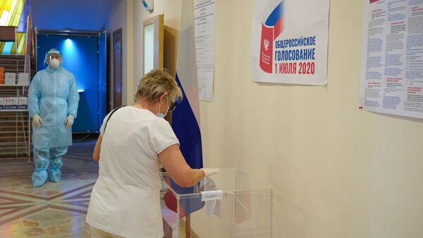 Граждане России на избирательных участках голосуют по поправкам в Конституцию - Sputnik Қазақстан