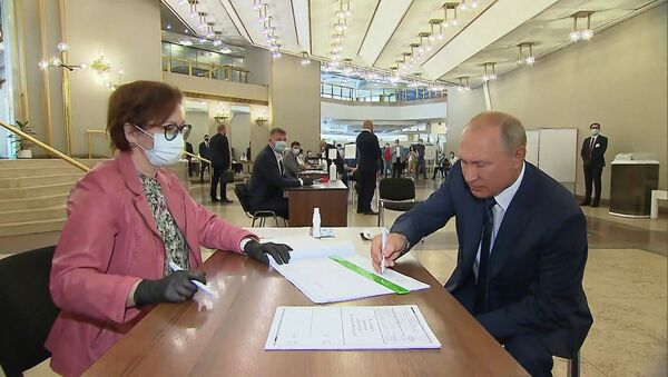  Владимир Путин проголосовал по поправкам к Конституции России - видео - Sputnik Казахстан
