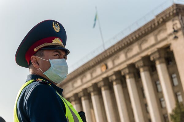 Полицейский в маске на площади Астана в Алматы  - Sputnik Казахстан