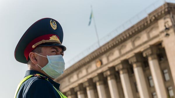 Полицейский в маске на площади Астана в Алматы  - Sputnik Казахстан