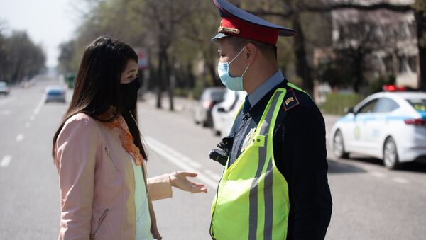 Полицейский в маске общается с жительницей города, архивное фото - Sputnik Казахстан