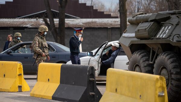 Полицейские и военные в защитных масках на блокпосту, архивное фото - Sputnik Казахстан