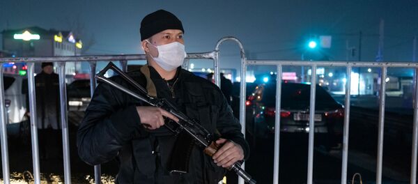 Сотрудник СОБРа в маске на блокпосту, архивное фото - Sputnik Казахстан