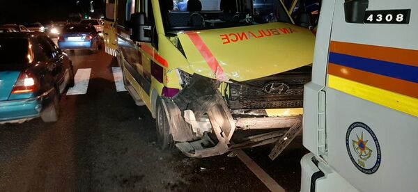 Ехали к пациенту: автомобиль скорой помощи попал в ДТП в Алматы Ехали к пациенту: автомобиль скорой помощи попал в ДТП в Алматы - Sputnik Казахстан