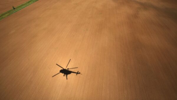 Тень вертолета МИ-8АМТШ, летящего над полем - Sputnik Қазақстан
