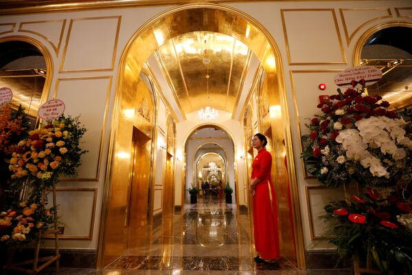 Сотрудница отеля Dolce Hanoi Golden Lake luxury в традиционной одежде, Ханой - Sputnik Казахстан