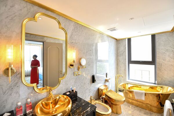 Сотрудница отеля Dolce Hanoi Golden Lake luxury в традиционной одежде, Ханой - Sputnik Казахстан