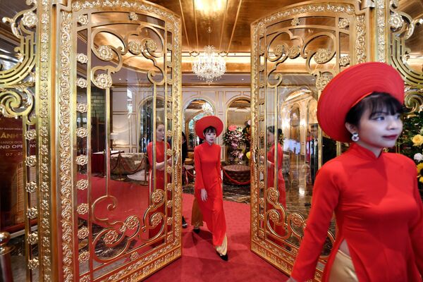 Сотрудницы отеля Dolce Hanoi Golden Lake luxury в традиционной одежде, Ханой - Sputnik Казахстан