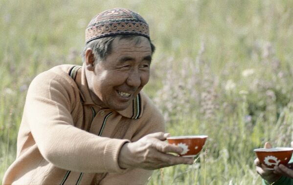 В казахских традициях чай и чаепитие занимают особое место. На фото: чабан с пиалой чая на пастбище во время отдыха, Казахстан.    - Sputnik Казахстан