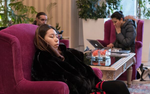 Уставшие казахстанские журналисты отдыхают в холле отеля Rixos President Astana - Sputnik Казахстан