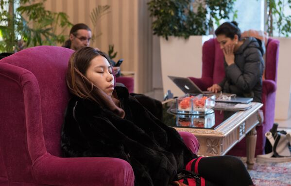 Уставшие казахстанские журналисты отдыхают в холле отеля Rixos President Astana - Sputnik Казахстан
