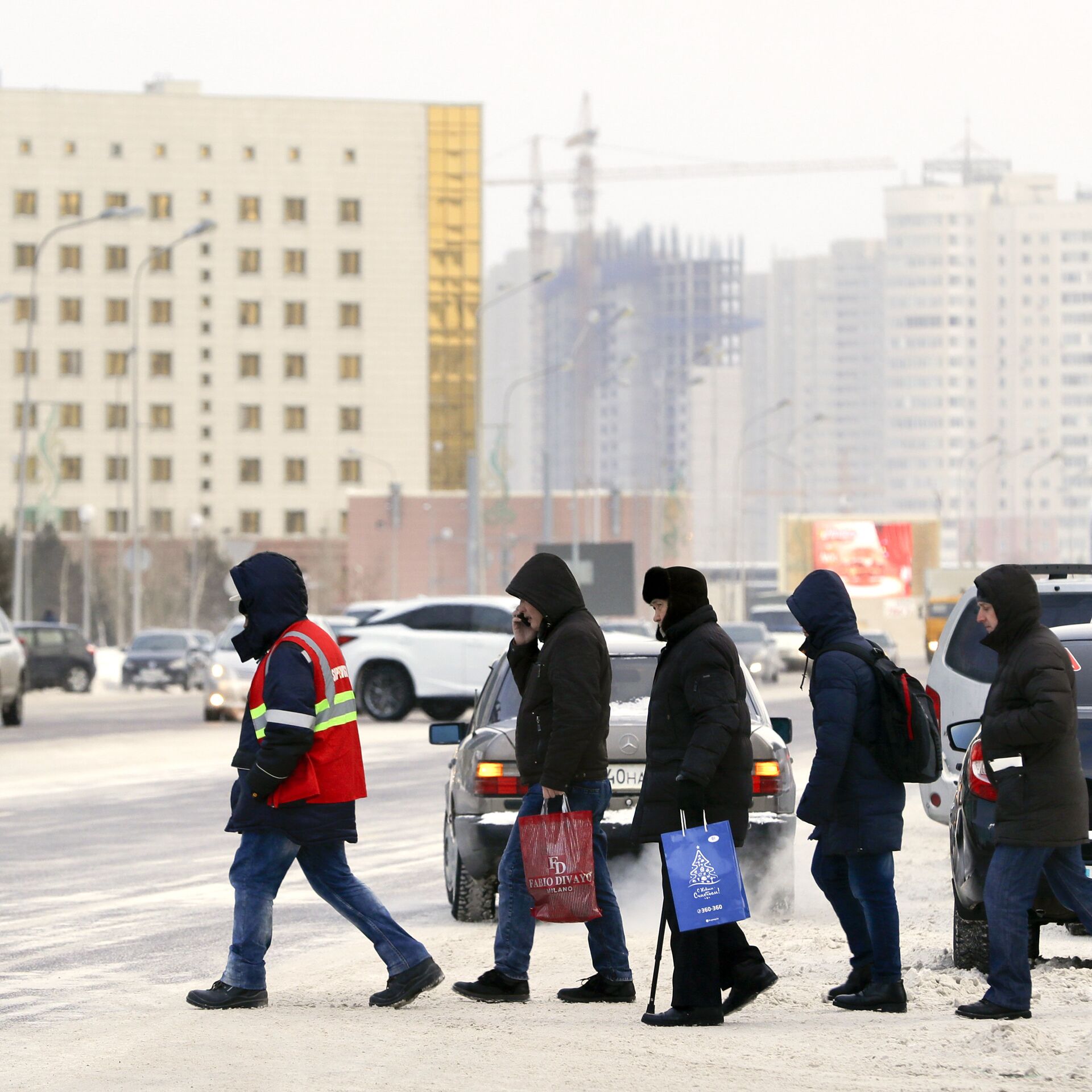 Сколько людей в астане. Астана люди улицы.