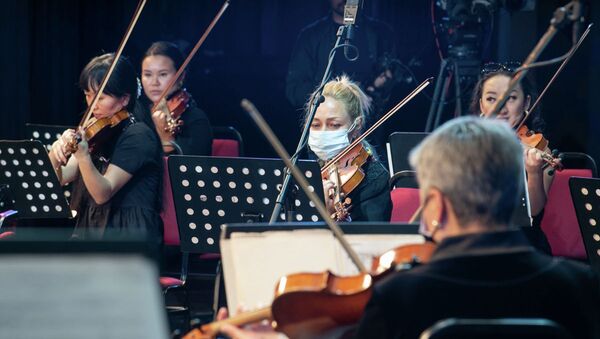 Симфонический оркестр ГАТОБ соблюдает социальную дистанцию при рассадке - Sputnik Казахстан