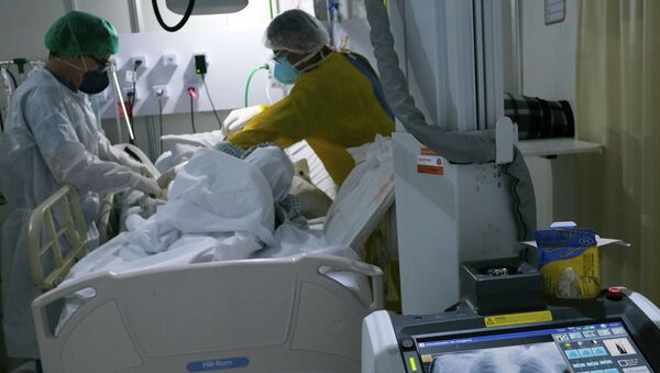 Медики в палате интенсивной терапии в больнице с коронавирусом - Sputnik Казахстан